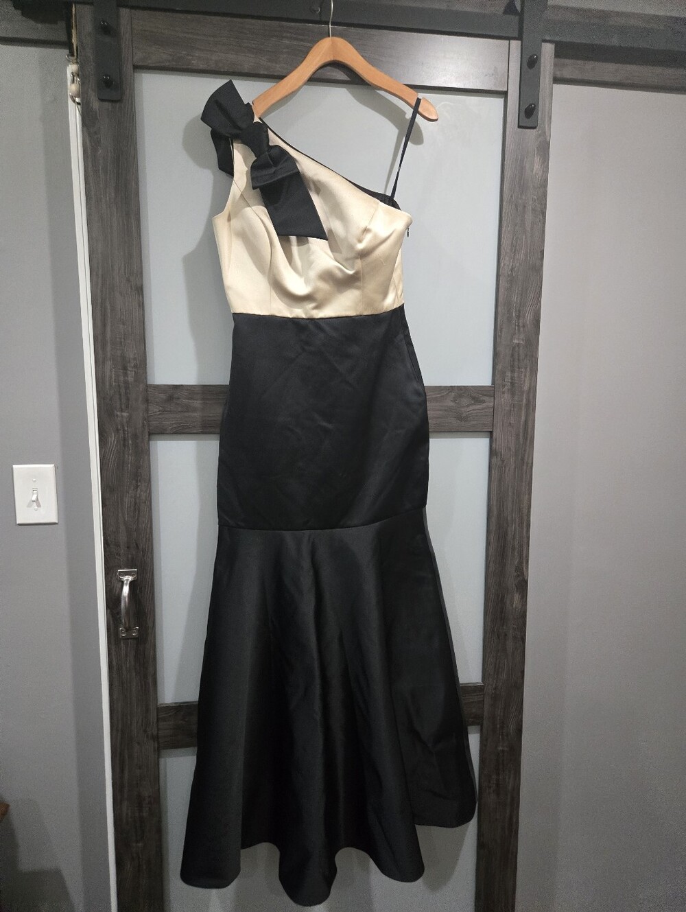 Shoshanna Midnight One Shoulder Bow Mermaid Gown Cream Black Size 6